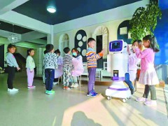 机器人辅助入园晨检 感应器提示幼儿坐姿