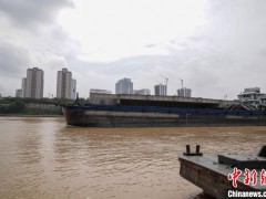 广西邕江疏浚工人江中开挖掘机 保“水上高速”畅通