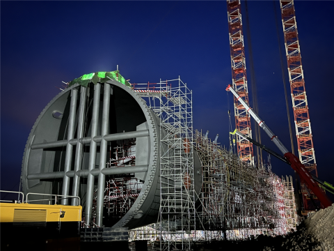 华陆公司万华蓬莱工业园90万吨/年丙烷脱氢装置项目丙烷丙烯分离塔成功吊装