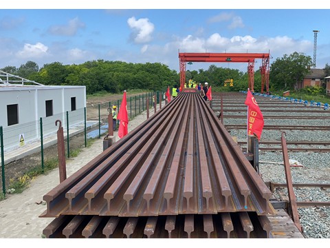 首批中国产钢轨运抵匈塞铁路铺轨基地